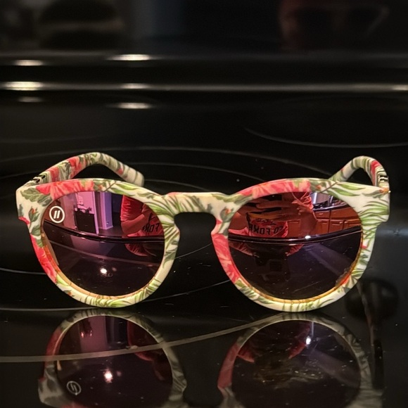 BLENDERS Throwback Floral Sunglasses with Cloth Blenders Pouch - Picture 2 of 9